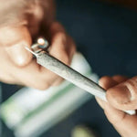 Silberne Blunt-Hülse zwischen Fingern, Blunt vs Joint Unterschied