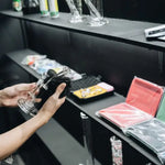 Klare Glas-Bong mit schwarzem Silikon-Griff und metallischen Akzenten, Bong Arten