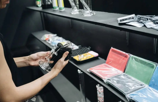 Klare Glas-Bong mit schwarzem Silikon-Griff und metallischen Akzenten, Bong Arten