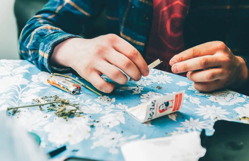 Weiß-rotes Marihuana-Päckchen geöffnet – wichtiger Schritt beim Joint drehen