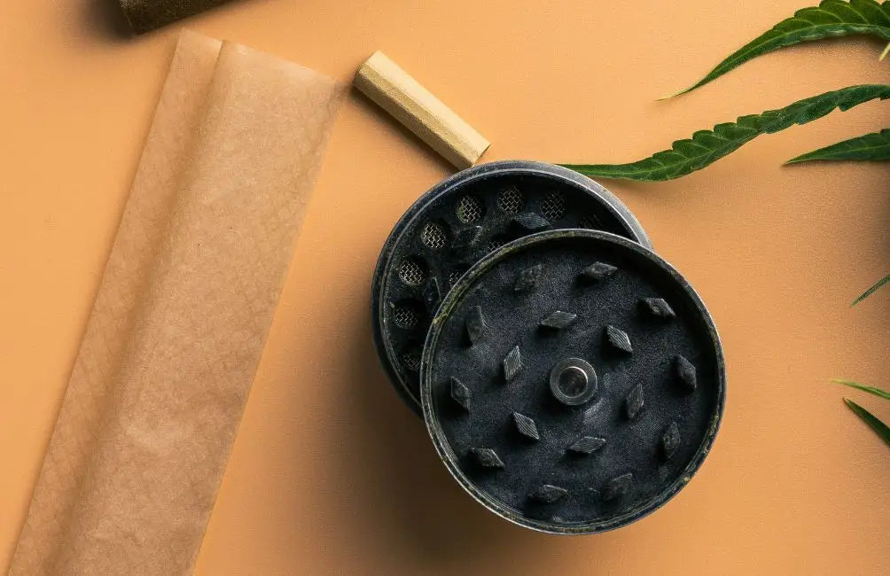 Schwarzer Metall-Grinder mit diamantförmigen Zähnen und Loch