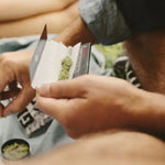 Schwarzer Karton mit Cannabis für Rolling Papers Guide, offen