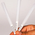 Drei transluzente weiße Gizeh-Papiere in Hand mit Aktivkohlefilter